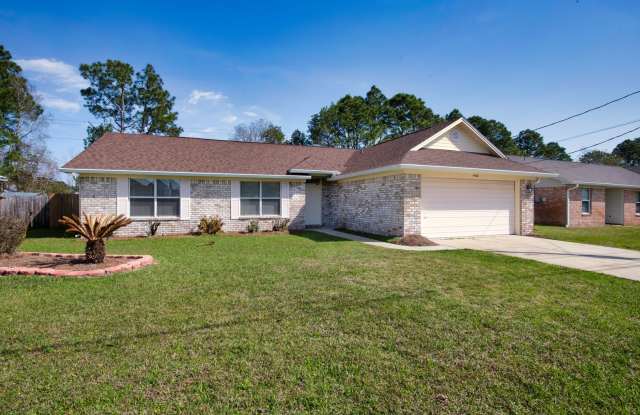 Beautiful 3 Bedroom Home in East Navarre – Just 8 Miles to Hurlburt Field! photos photos
