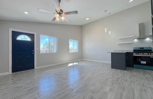 Modern Stylish Duplex 3bed/3bath Refrig A/C with 2 Ensuite Bedrooms! Gallery 3