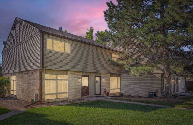 Large 2BR Townhome in Littleton with Clubhouse, Fireplace and brand new windows photos photos