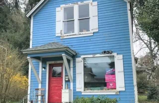 4 Bedroom House Minutes to WWU!! - 614 East Myrtle Street, Bellingham, WA 98225