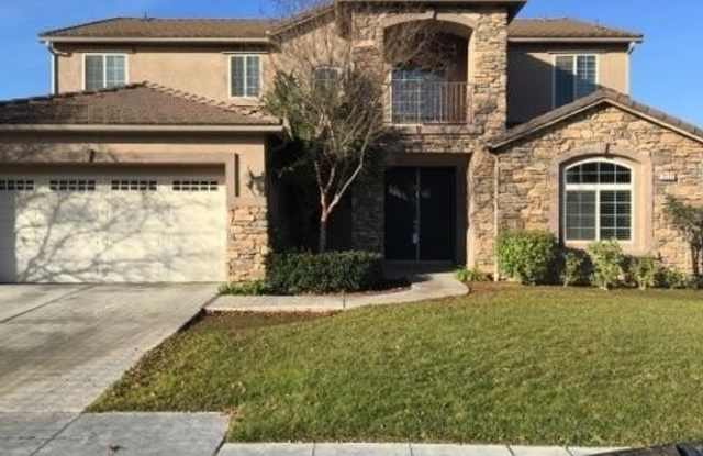 5771 N Torrey Pines Avenue Gallery 1