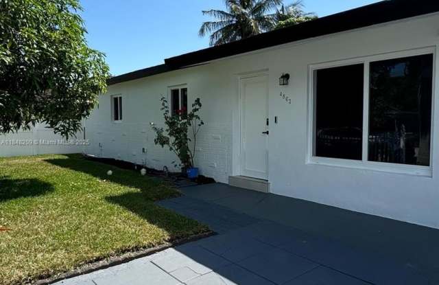 4863 SW 44th Ter photos photos