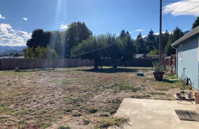 2895 Rogue River Highway - 2895 Rogue River Highway, Foots Creek, OR 97525