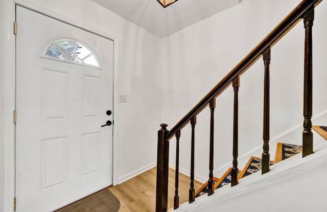 Lovely 3 BR townhome with Community Pool; convenient SwoCo location! Gallery 4