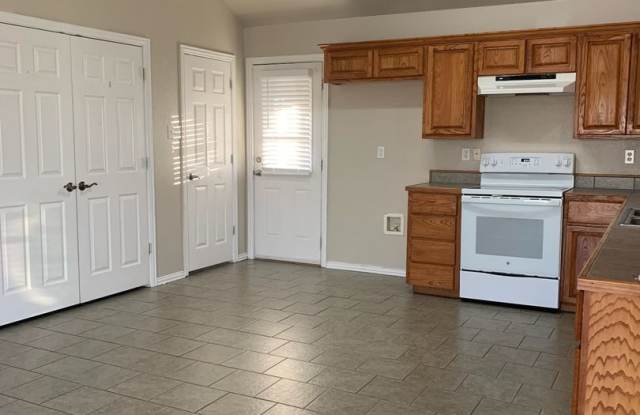 Excellent 3 bedroom 2 bath duplex in Peaster ISD with country charm Gallery 3