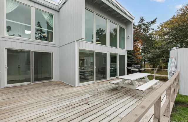 54 Thompson Avenue photos photos