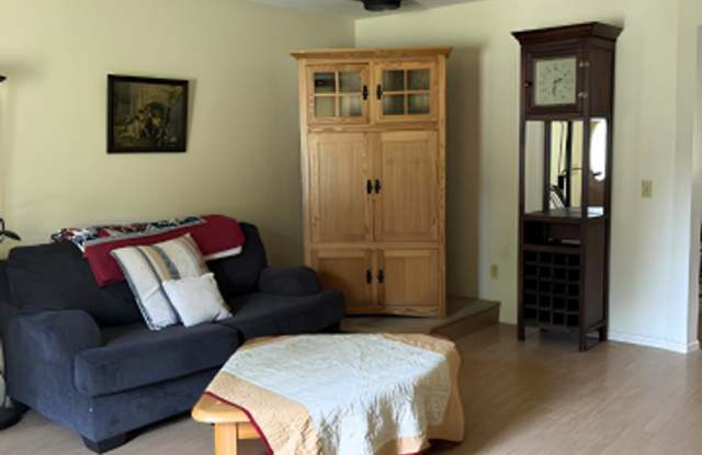 Charming Fully Furnished 3 Bedroom, 1.5 Bath Home – Dog Friendly! Gallery 3