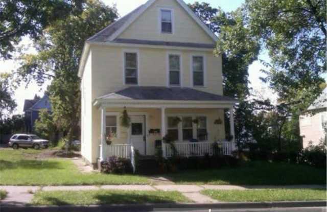 694 Sims Ave E - 1 photos photos