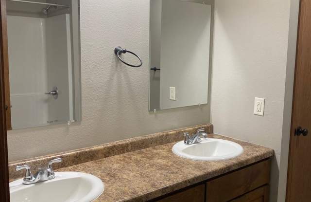 Spacious 2 Bedroom + Loft Townhouse in Sauk Rapids Gallery 4