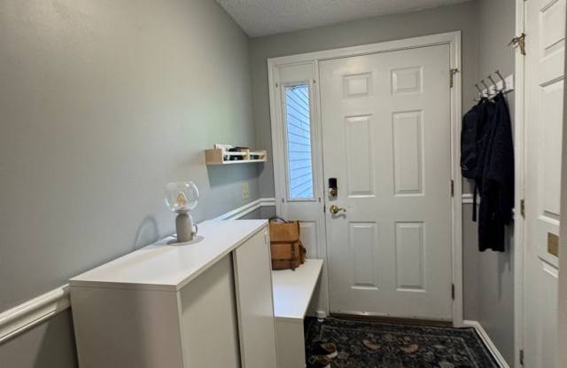 $3,250 3BD/1.5BA Spacious Condo in Portland - Available 10/10!! Gallery 3