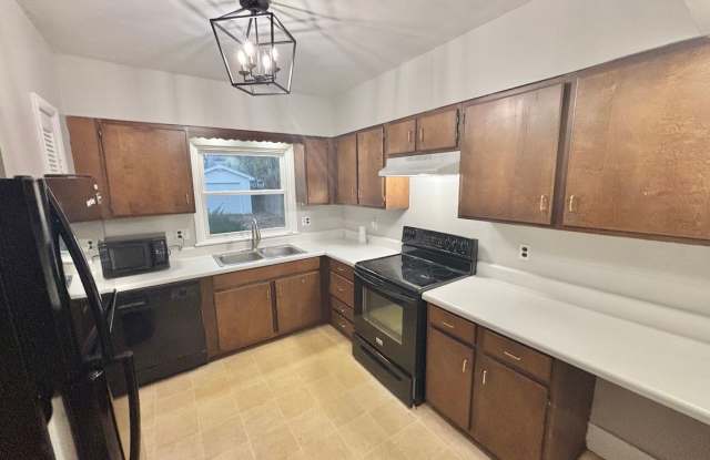 Spacious 3bd House | Driveway | Sunroom photos photos