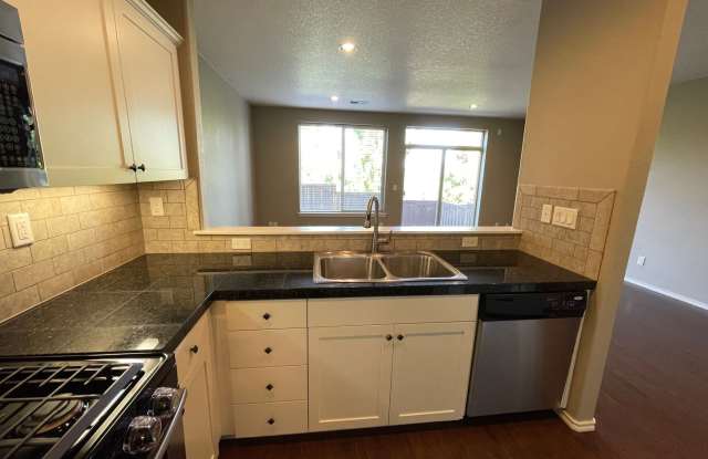 **$500 OFF THE FIRST FULL MONTH'S RENT** Fantastic 3 bedroom 2 1/2 Bathroom Townhome Located in Progress Ridge! Gallery 4