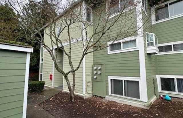 BEAUTIFULLY RENOVATED TOP FLOOR TOWNHOME CONDO WITH COVERED PARKING - 22246 24th Avenue South, Des Moines, WA 98198