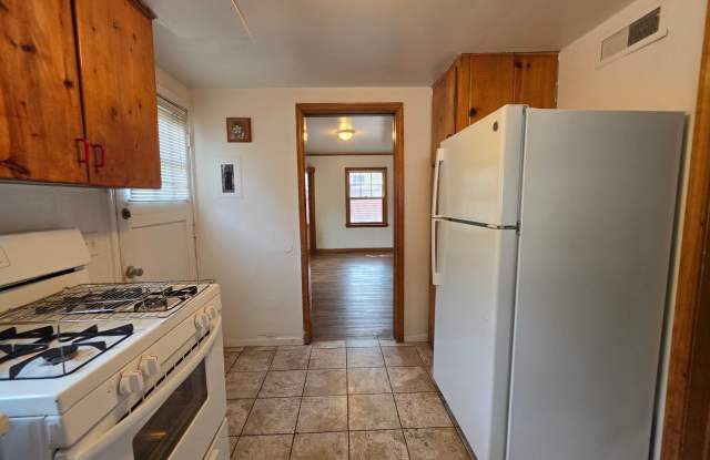 3 bed, 2 bath Two Story House in Goss/Grove. Close to campus. Gallery 3