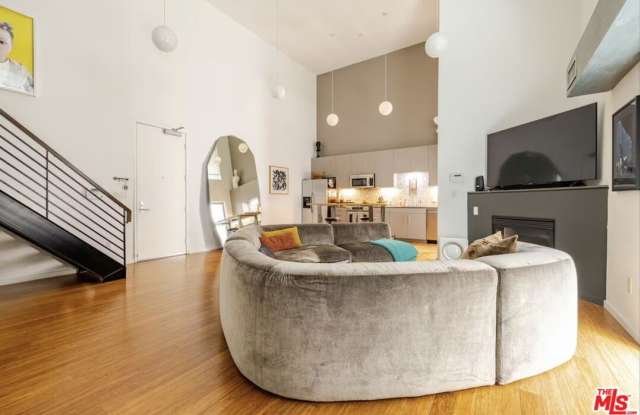 7062 Hawthorn Ave - 7062 Hawthorn Avenue, Los Angeles, CA 90028