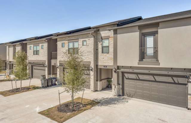 AUGUST 2027 PRE-LEASE! 4 Bed, 4.5 Bath at Pershing Pointe!! Gallery 3