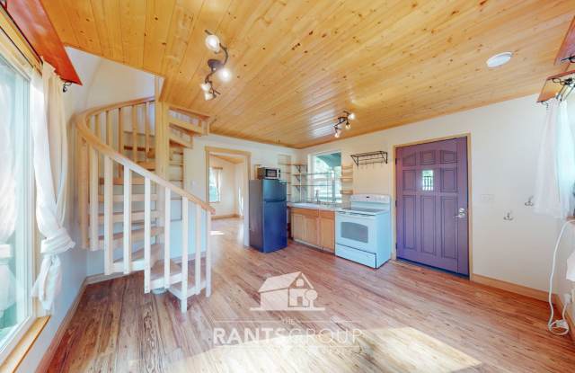 A Cozy Woodland Retreat Just Minutes from Olympia Gallery 4