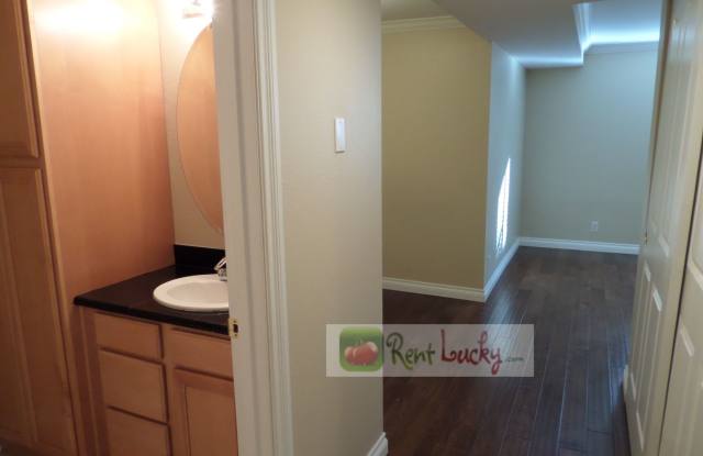 GREAT PRICE!! Super Cute Studio w/Parking in Fantastic Downtown Seattle Location!! Gallery 4