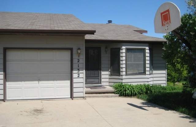 2132 Plaenview Drive in Iowa City - 4 Bedroom Duplex photos photos