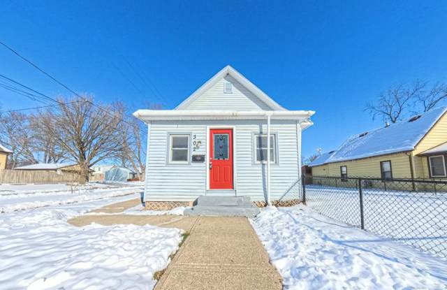 3 bedroom 1 bath 2 Stall Garage - 302 East Dunham Avenue, Des Moines, IA 50315