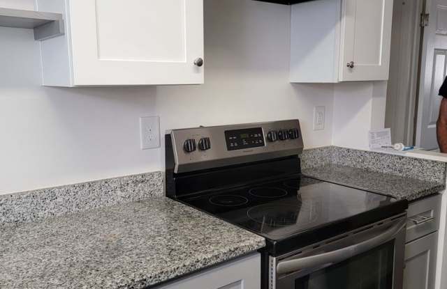 Front half of duplex, 2 bedroom 1 bath Gallery 4