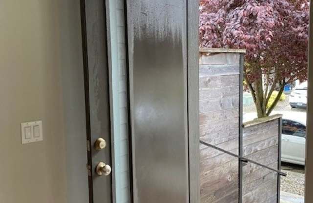 Beautiful 3bd 2.5ba Modern Townhome Gallery 4