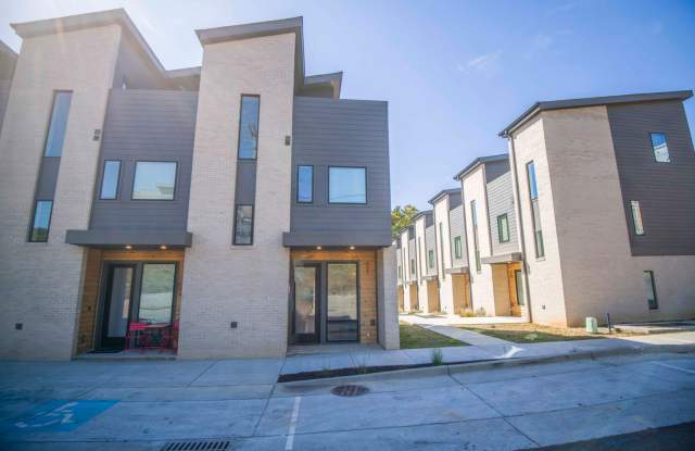 Knoxville 37920 - 1 bedroom 1.5 bath - Contact Susan Niedergeses 865-300-4722 - 407 Saint Paul Street, Knoxville, TN 37920