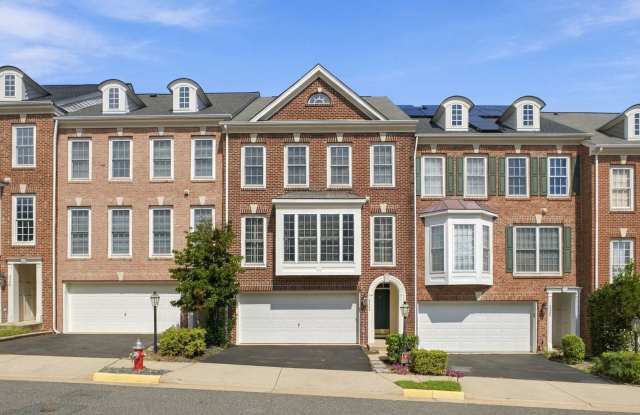 SPACIOUS ALEXANDRIA TOWNHOME | NEAR OLD TOWN & I-495 Gallery 1