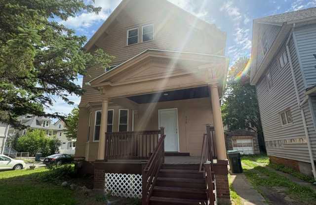 Charming Three Bedroom Townhouse! photos photos