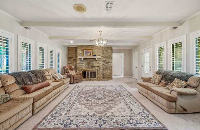 Beautiful large country home with amazing views 70 Miles from downtown Ft Worth,14 miles to Stephenville, 33 miles to Granbury Gallery 4