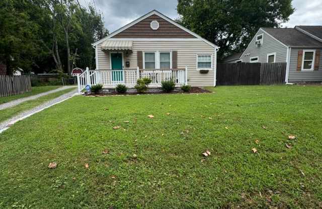 Knoxville 37917 - Available Now! Short-term/Long-term Lease & Furnished/Unfurnished Options Available -2 bedroom, 1 bath - call Lisa Vineyard 865-216-9334 Gallery 1