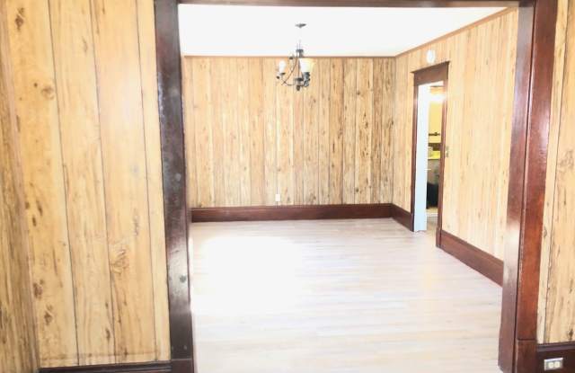 Attractive, recently remodeled, 2BR home in Bloomington. Central air and dog friendly Gallery 3