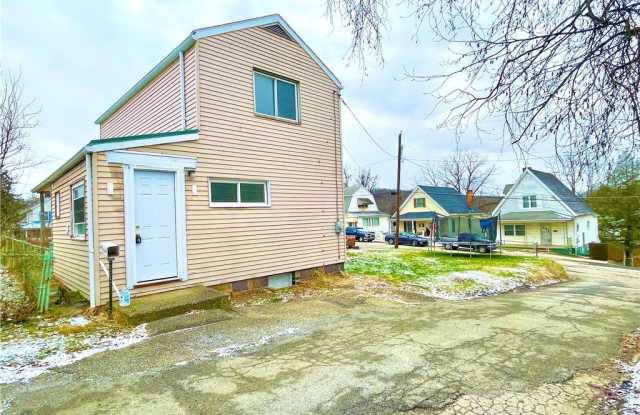 1480 1/2 Allison Ave - 1480 1/2 Allison Avenue, Washington, PA 15301