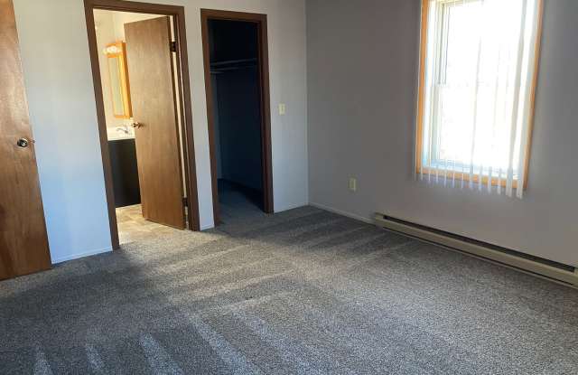 Beautiful, Spacious 3 bed Townhome Gallery 4