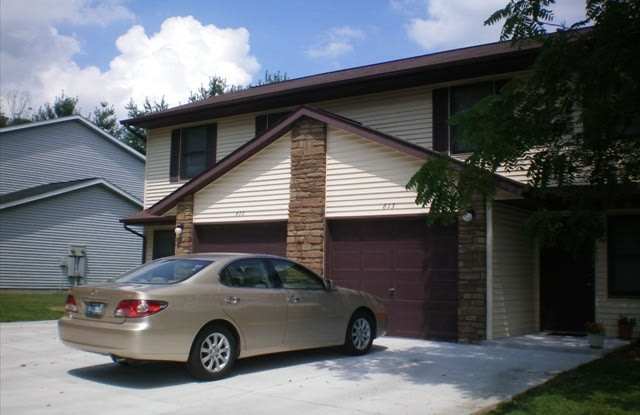 Highland Village - 3 bedroom 2 bath Home! - 611 South Park Square Drive, Bloomington, IN 47403
