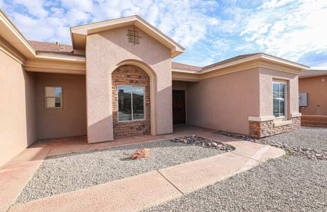 Beautiful 4 Bed 2 Bath - Dogs Allowed! Gallery 3