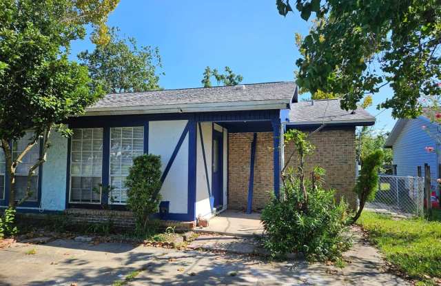 Conveniently Located Near Shopping, Dining  Entertainment! Close to Tyndall AFB!! - 5426 Lake Drive, Parker, FL 32404