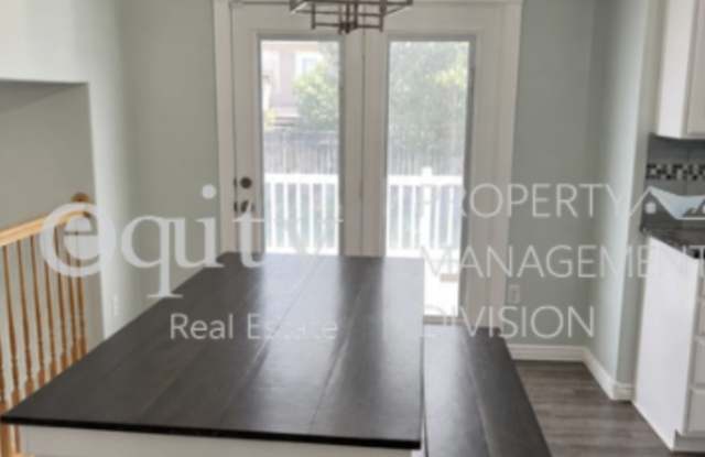 954 1300 East Gallery 4