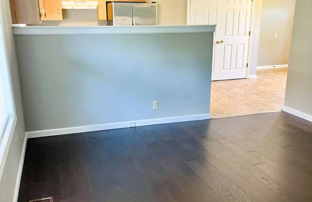 3 Bedroom 2 Bathroom Home in Well Established Neighborhood! Gallery 3