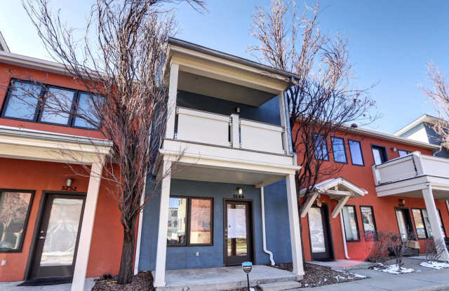 Renovated 1 Bedroom 1 Bathroom Townhome in the Posh Steel Yards Development! Available July 2025 photos photos