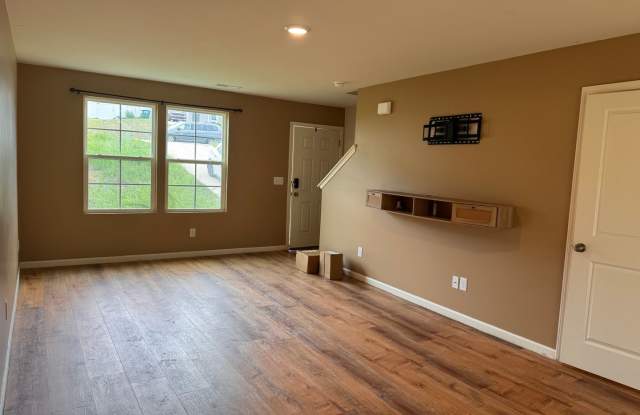 2 STORY 3 BED, 2.5 BATH HOME LOCATED IN DENTON!! Gallery 4