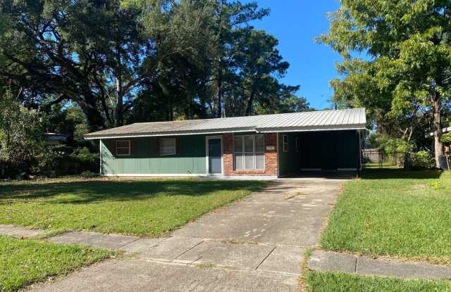 Charming Port Allen Home with Huge Yard  Easy Downtown Access photos photos