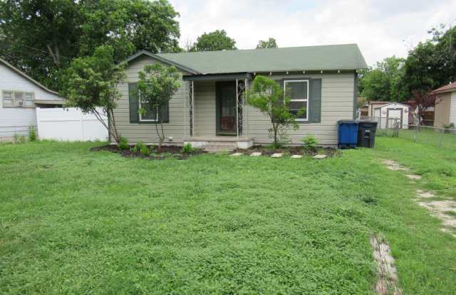 1/1 House with Bonus Room! Large Fenced in Backyard ! Washer/ Dryer/ Fridge / Microwave Included / Back Deck - 977 Pine Street, New Braunfels, TX 78130