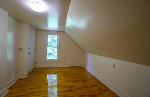 513 Columbus - Available 8/1/27 - Second Floor Apartment Gallery 4