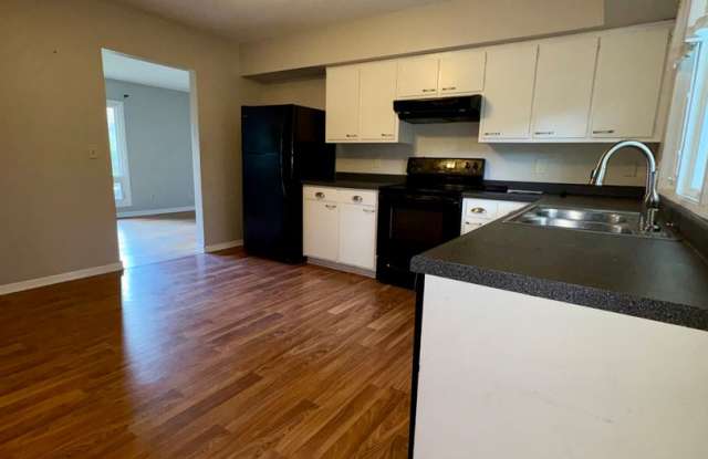 4 Bedroom 2 Bathroom House Available for Rent! Gallery 4
