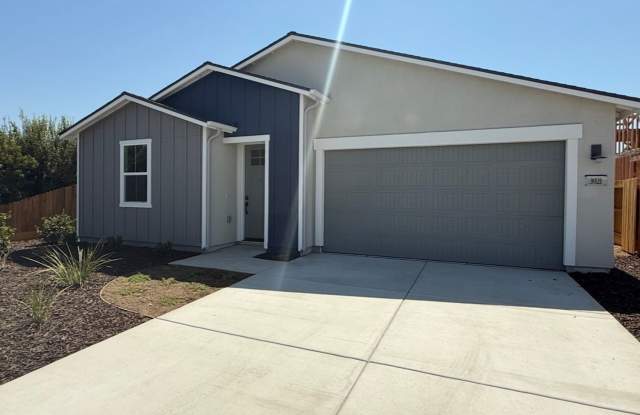 **Beautiful 4 Bedroom, 3 Bathroom Home for Rent!** Gallery 1