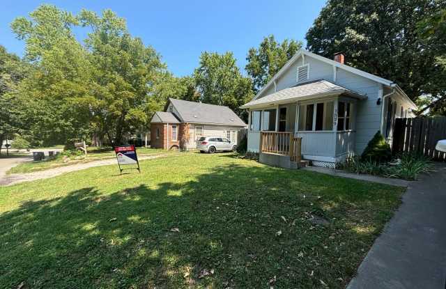 3 bed 1 bath Remodeled Bungalow With Garage in Independence! - 1529 South Harvard Avenue, Independence, MO 64052