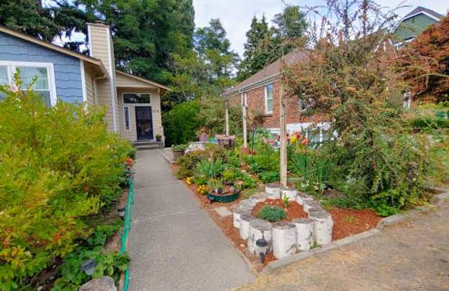 Adorable Maple Leaf ADU with Private Entrance- 2 Bedroom\1 Bathroom - 308 Northeast 95th Street, Seattle, WA 98115