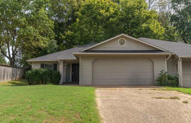 2 BR, 2 BA Duplex in East Fayetteville Gallery 1
