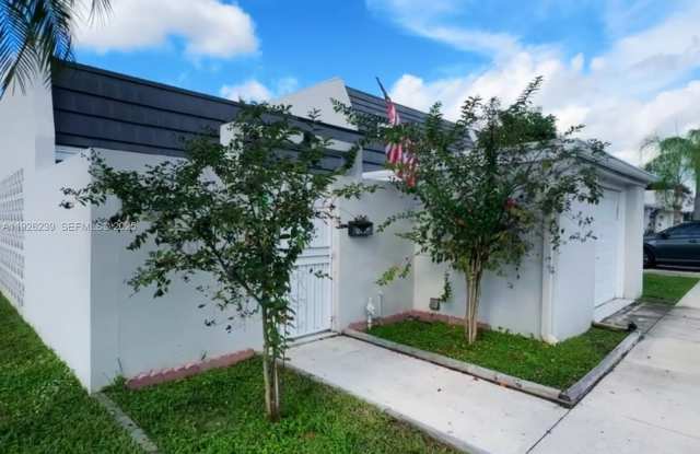 19066 Bobolink Dr - 19066 Bob-O-Link Drive, Country Club, FL 33015